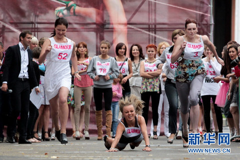 Chính vì độ cao của giày, nhiều người đẹp đã vấp ngã ngay từ vạch xuất phát