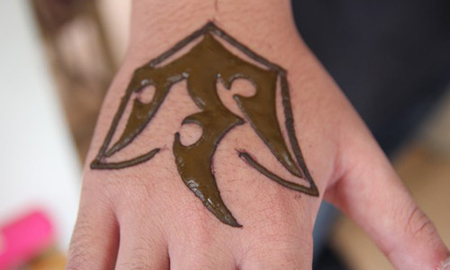 Các bạn nam cũng yêu thích nghệ thuật vẽ Henna. Ảnh Thúy Hà