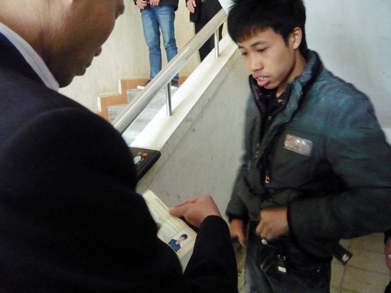 Một thí sinh bị lực lượng an ninh bắt giữ vì mang điện thoại qua cổng từ