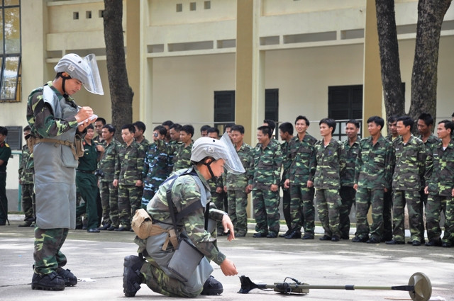 Từng động tác đều cẩn thận, chính xác và đảm bảo an toàn tuyệt đối