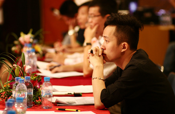 Giám khảo - Ca sĩ Tùng Dương chăm chú theo dõi các thí sính dự thi