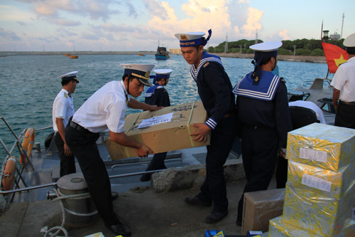 Các chiến sỹ trên đảo Song Tử Tây tiếp nhận quà tặng của đoàn hành trình