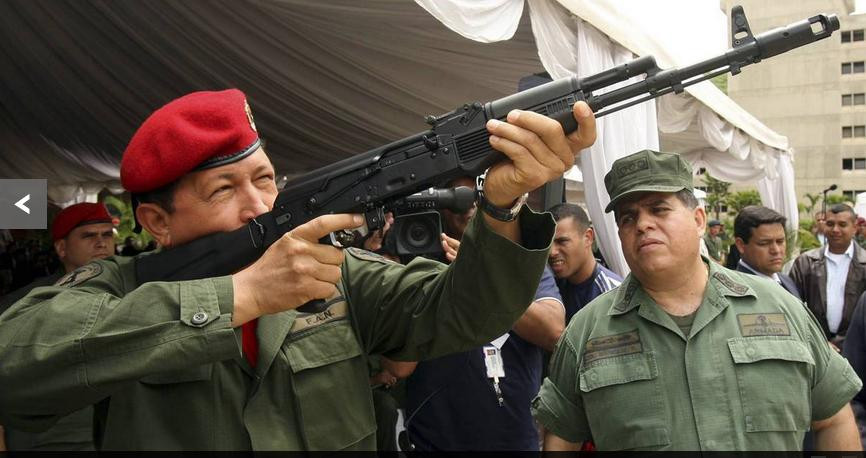 Tổng thống Hugo Chavez đang xem một khẩu súng mới do kỹ sư thiết kế súng của Nga thiết kế