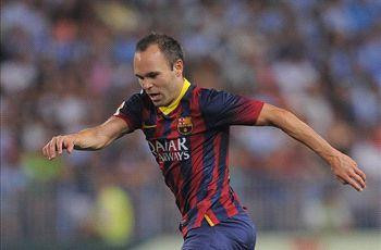 Iniesta đang giằng co với Barca. Iniesta đang giằng co với Barca