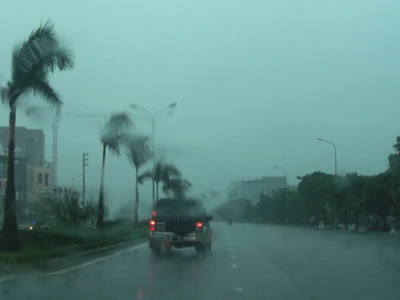 17h cùng ngày, khu vực thành phố Vinh có mưa lớn. Nếu mưa lớn kéo dài suốt đêm nay, khả năng sẽ xảy ra ngập lụt tại Vinh và các vùng phụ cận; Nguy cơ lũ quét tại các huyện miền núi