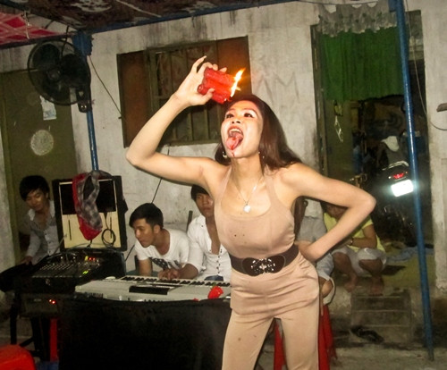 Bản thân Cát Thy đã tập xiếc hơn 1 năm, có thể ăn sáp nến, nhang cháy, ăn than, phun lửa, xếp ghế thành hình. Ngoài ra, cô còn làm MC cho các sô diễn. 