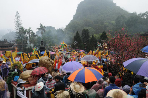 Những màn múa tứ linh long, lân, quy, phượng tại cả ba sân lớn chùa Thiên Trù thu hút đông đảo du khách