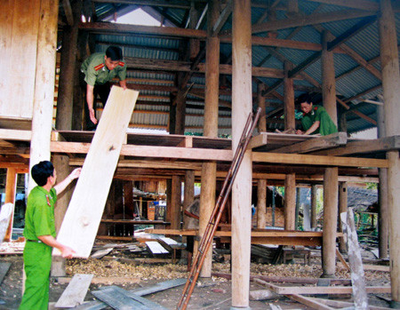 Cảnh sát giúp dân dựng nhà. Cảnh sát giúp dân dựng nhà