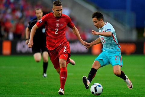 Thủ môn Petr Cech buồn nẫu ruột vì sớm phải rời EURO ảnh 1