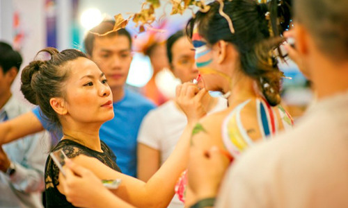 Ngoài công việc của một giảng viên thì body painting là một đam mê đấy hấp dẫn với Miên Thảo. Ngoài công việc của một giảng viên thì body painting là một đam mê đấy hấp dẫn với Miên Thảo