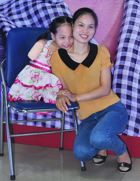 Khoảnh khắc đáng yêu khi bé Linh Chi tựa đầu cười tươi trên vai mẹ