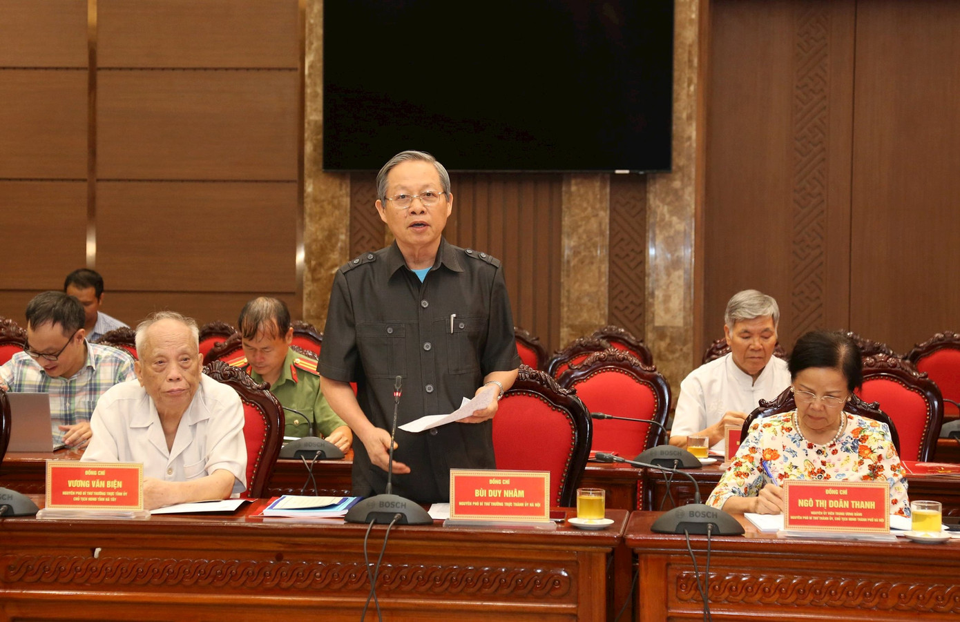 Ông Bùi Duy Nhâm - nguyên Bí thư Tỉnh ủy, nguyên Chủ tịch HĐND tỉnh Hà Tây, nguyên Phó Bí thư Thường trực Thành ủy Hà Nội, góp ý tại hội thảo