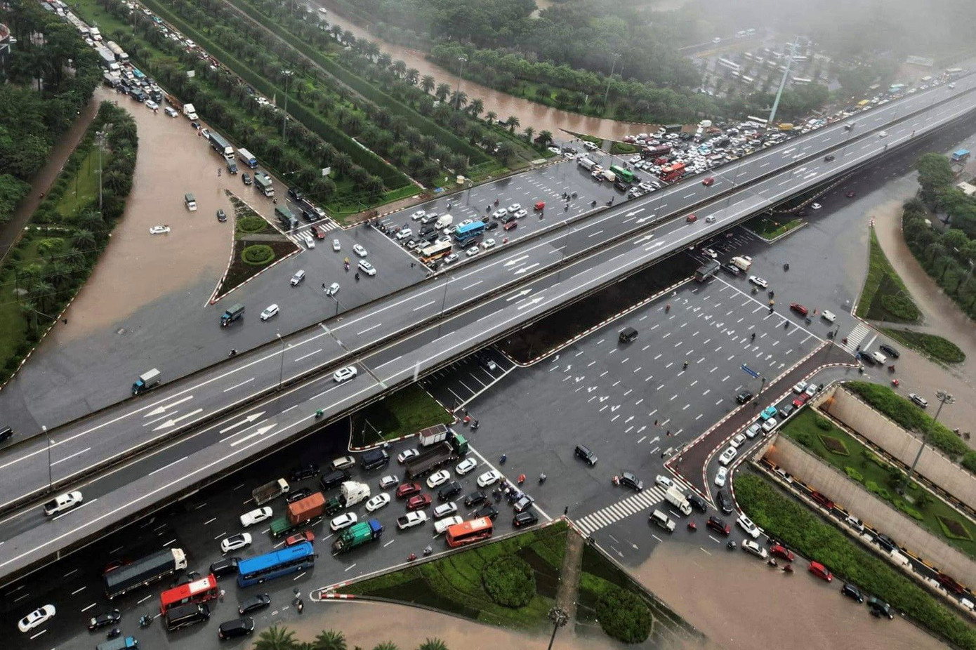 Khu vực hầm chui Đại lộ Thăng long bị ngập do mưa lớn Khu vực hầm chui Đại lộ Thăng long bị ngập do mưa lớn