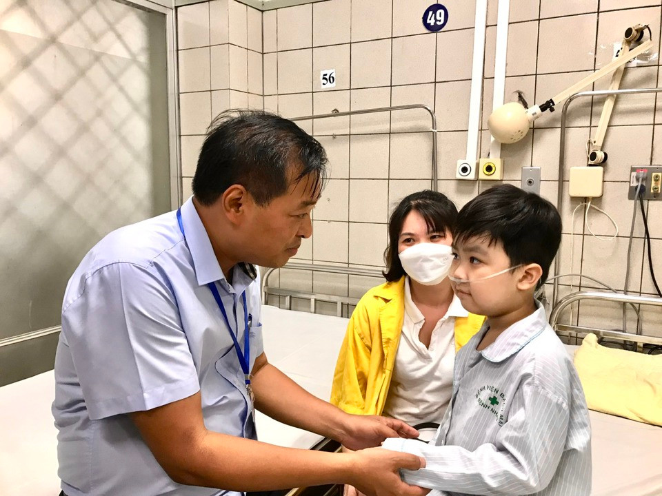 Đại diện Sở LĐTB&XH thành phố Hà Nội thăm bệnh nhi, là nạn nhân trong vụ hỏa hoạn Đại diện Sở LĐTB&XH thành phố Hà Nội thăm bệnh nhi, là nạn nhân trong vụ hỏa hoạn