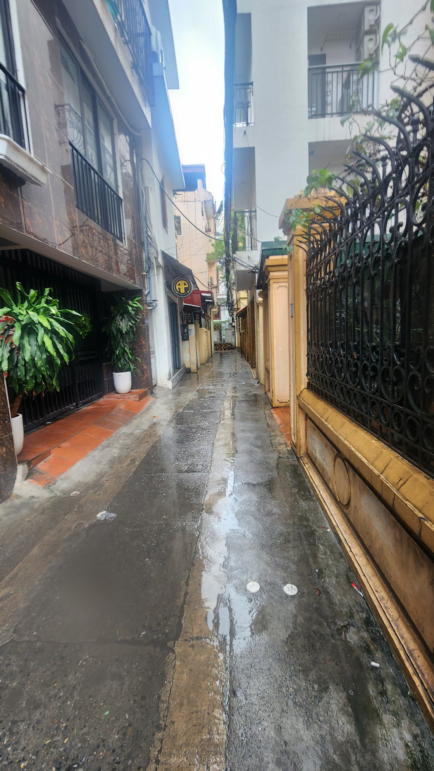 Đường vào ngách 132/24 Cầu Giấy rất nhỏ nhưng có nhiều căn nhà cao tầng cho thuê căn hộ mini.