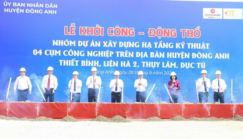 Bí thư Thành ủy Hà Nội (thứ 5 từ phải sang) làm lễ khởi công- động thổ nhóm dự án 4 cụm công nghiệp trên địa bàn huyện Đông Anh Bí thư Thành ủy Hà Nội (thứ 5 từ phải sang) làm lễ khởi công- động thổ nhóm dự án 4 cụm công nghiệp trên địa bàn huyện Đông Anh