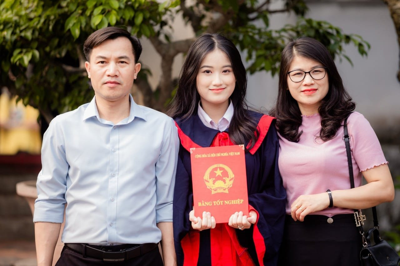 Tân sinh viên Đỗ Nguyên Thiên Hương (ở giữa) dang dở giấc mơ làm nhà báo Tân sinh viên Đỗ Nguyên Thiên Hương (ở giữa) dang dở giấc mơ làm nhà báo