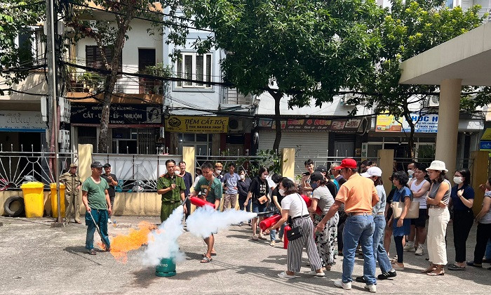 Lực lượng chức năng Cầu Giấy hướng dẫn người dân sử dụng thiết bị cứu hỏa