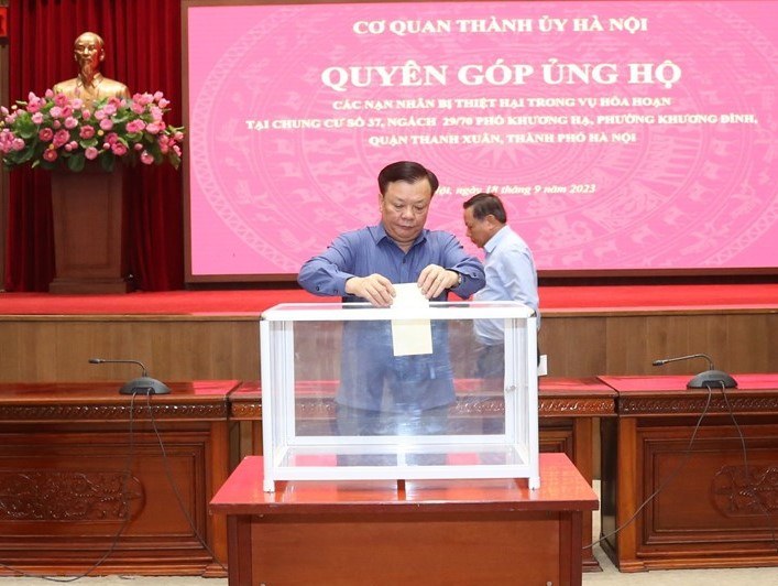 Bí thư Thành ủy Hà Nội Đinh Tiến Dũng cùng cán bộ, nhân viên Thành ủy Hà Nội ủng hộ nạn nhân vụ cháy Bí thư Thành ủy Hà Nội Đinh Tiến Dũng cùng cán bộ, nhân viên Thành ủy Hà Nội ủng hộ nạn nhân vụ cháy