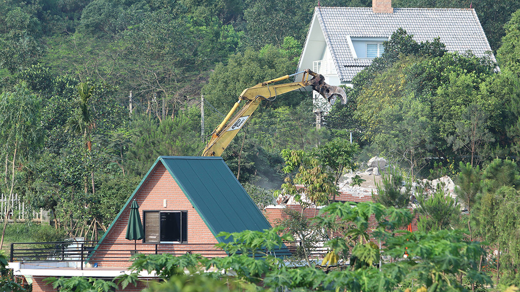 Một công trình xây dựng vi phạm tại huyện Sóc Sơn, Hà Nội đang được tháo dỡ