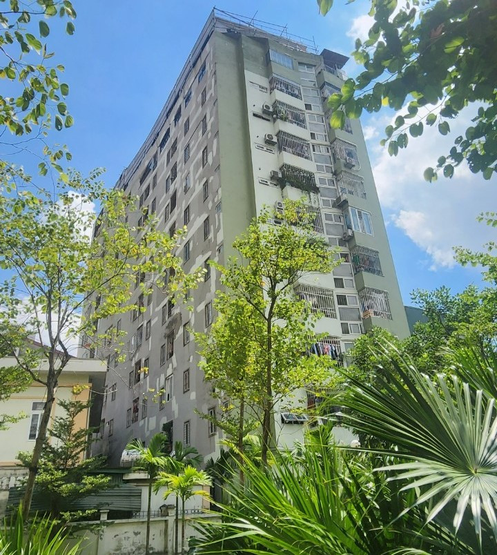 Một công trình tại phường Kim Giang (quận Thanh Xuân) được cấp phép nhà ở văn phòng cao 8 tầng, nhưng được chủ nhà biến thành chung cư mini cao 11 tầng với hơn 100 căn hộ