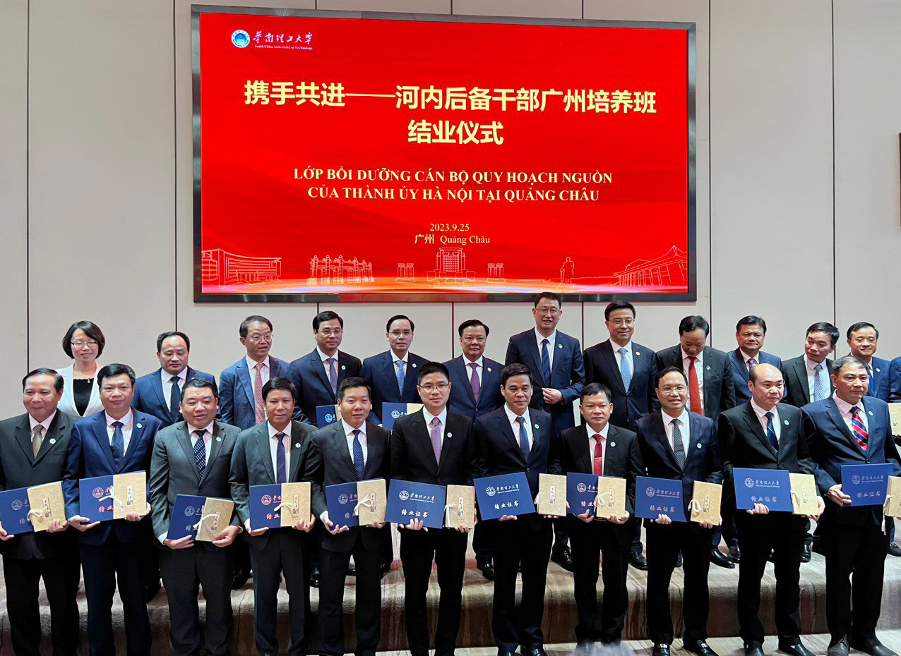 Bí thư Thành ủy Hà Nội Đinh Tiến Dũng chụp ảnh lưu niệm cùng học viên và đại diện của tỉnh Quảng Đông Bí thư Thành ủy Hà Nội Đinh Tiến Dũng chụp ảnh lưu niệm cùng học viên và đại diện của tỉnh Quảng Đông