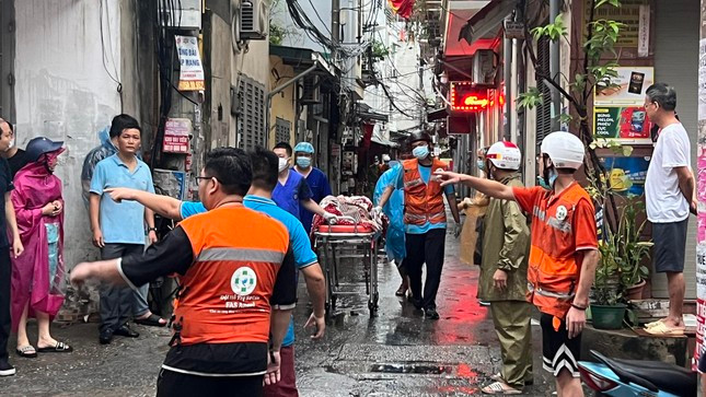 Lực lượng chức năng đưa thi thể nạn nhân ra ngoài Lực lượng chức năng đưa thi thể nạn nhân ra ngoài