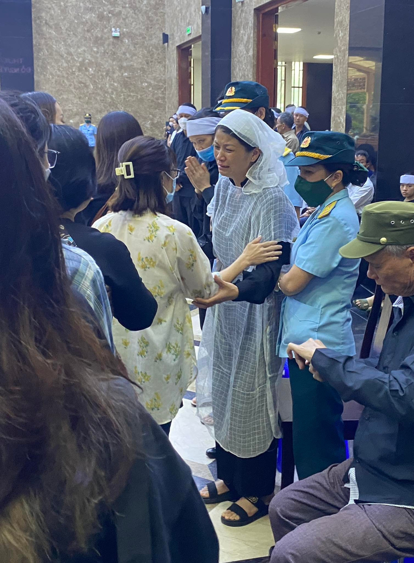 Mẹ Hương đau đớn bởi mất chồng và hai con trong vụ hỏa hoạn. Mẹ Hương đau đớn bởi mất chồng và hai con trong vụ hỏa hoạn.