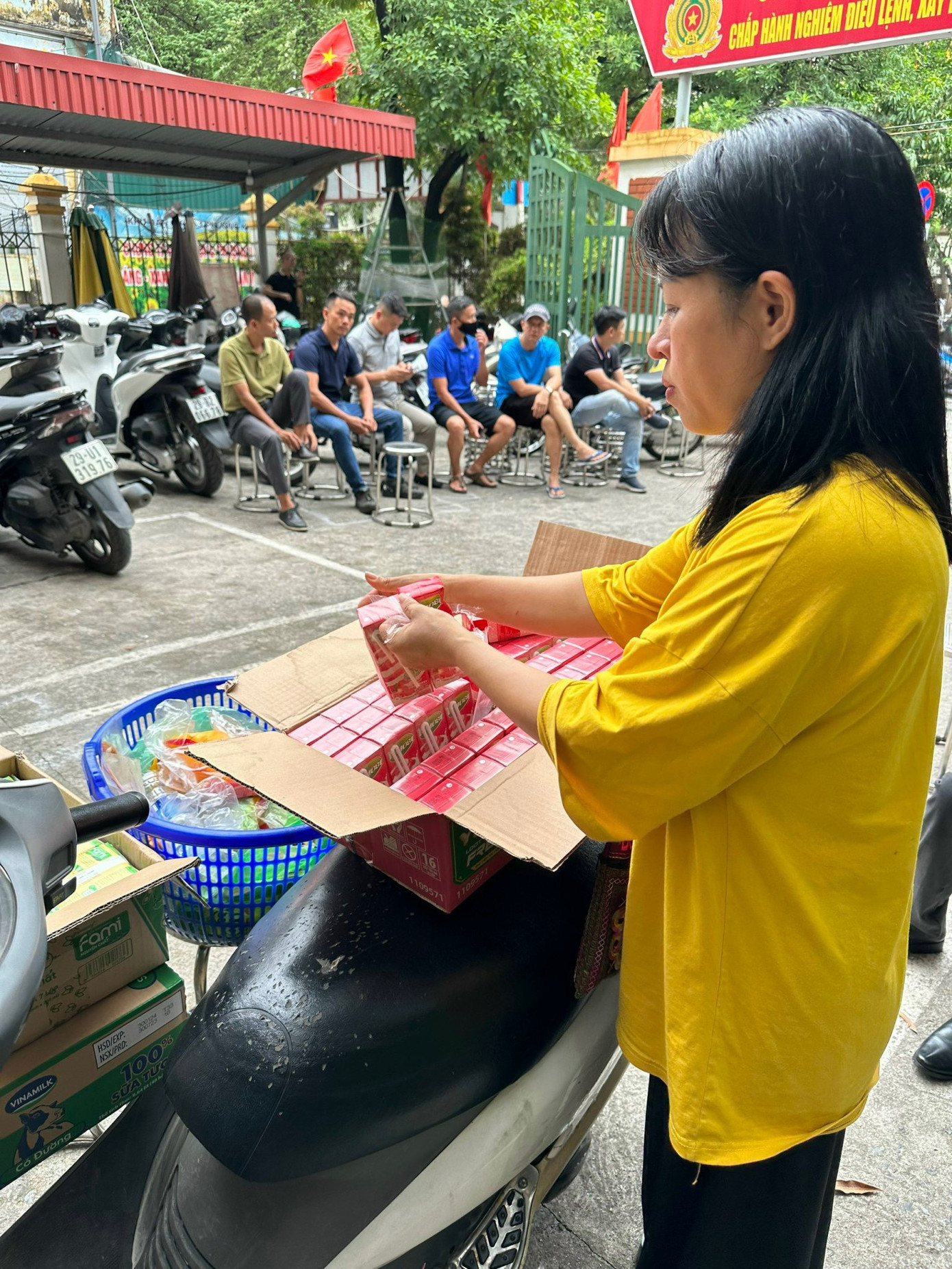 Nhiều người dân âm thầm hỗ trợ các gia đình nạn nhân trong vụ hỏa hoạn. Nhiều người dân âm thầm hỗ trợ các gia đình nạn nhân trong vụ hỏa hoạn.