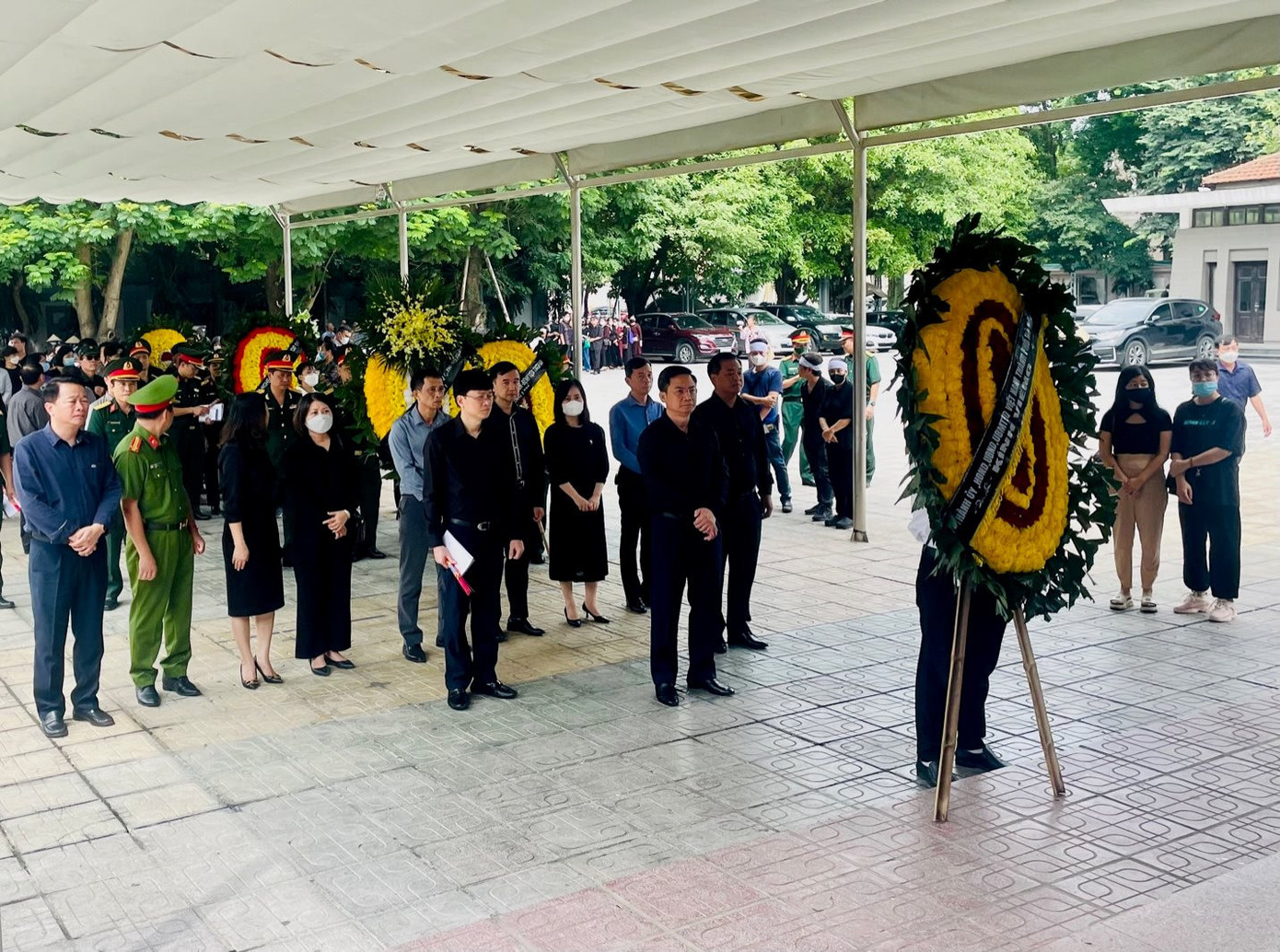 Đoàn cán bộ của Thành ủy - HĐND - UBND - Ủy ban Mặt trận Tổ quốc Việt Nam thành phố Hà Nội do Phó Chủ tịch UBND TP Hà Minh Hải dẫn đầu đến viếng bà Phạm Thị Thanh Mai.