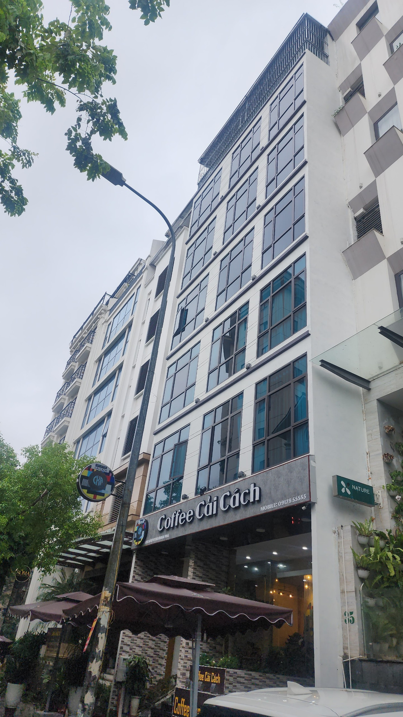 Tòa nhà có địa chỉ tại Lô A17 D7 cao 7 tầng, trong đó từ tầng 2 đến tầng 6 cho thuê căn hộ.