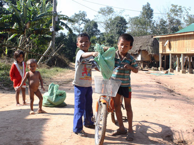 Những đứa trẻ bản Tăk Ngo này có lớn lên cùng với nỗi ám ảnh về “ma rừng - rừng ma”? . Những đứa trẻ bản Tăk Ngo này có lớn lên cùng với nỗi ám ảnh về “ma rừng - rừng ma”?