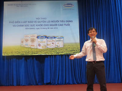 Ông Lê Văn Đức – Trưởng bộ phận Marketing, ngành hàng Sữa Bột giới thiệu đến người cao tuổi Khánh Hoà các sản phẩm dinh dưỡng đặc biệt cho người lớn tuổi