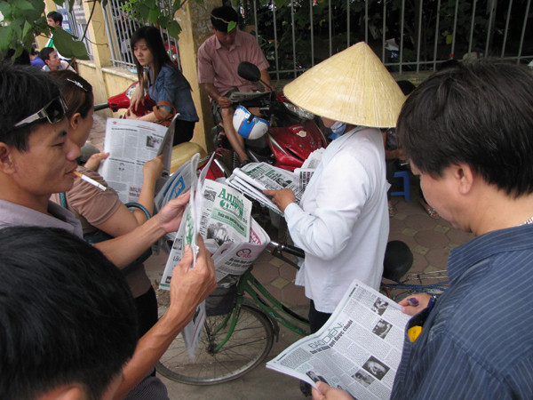 Đọc báo là một cách xua tan những căng thẳng, lo lắng. Ảnh: Trường Phong