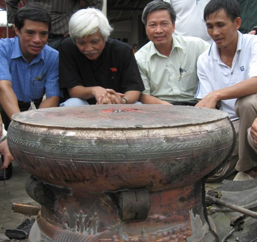 Chiếc trống đồng được các nghệ nhân Thanh Hóa đúc năm 2008 dâng lên Đại tướng