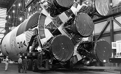 Tầng 1 của tên lửa “Saturn-5” dùng để phóng Apollo-11 được kéo ra bệ phóng. Ảnh: NASA 