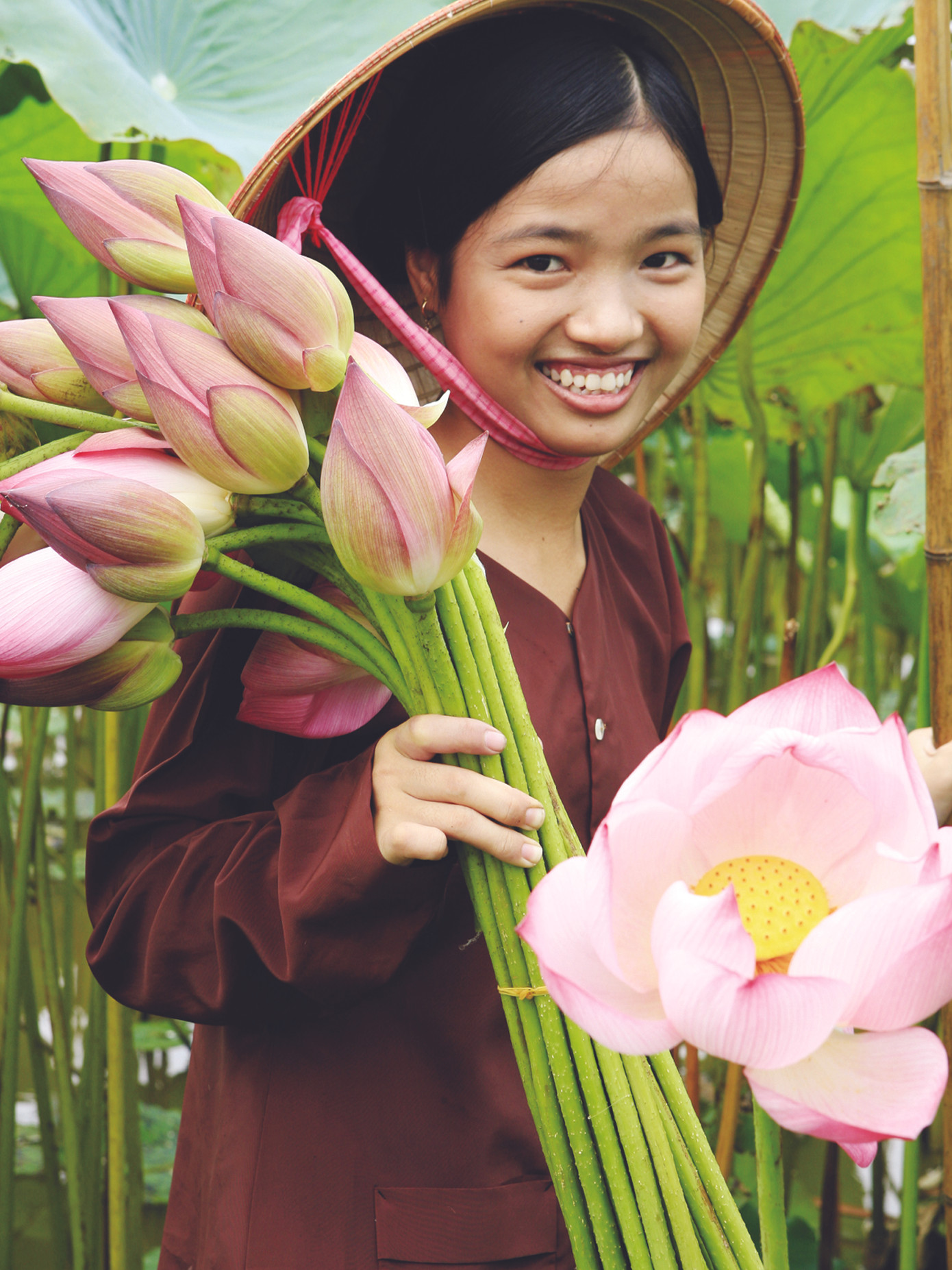 Thiếu nữ với hoa sen 