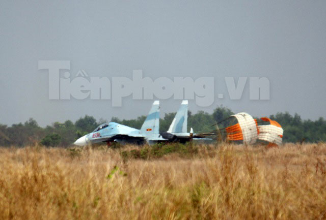 Trở về căn cứ sau gần 60 phút quần đảo trên không, những chiếc tiêm kích Su 30 MK2 nhẹ nhàng đáp xuống đất, nạp thêm nhiên liệu, chuẩn bị cho những chuyến bay kế tiếp