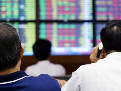 Dư giả tiền mặt, nhà đầu tư vẫn quyết định cầm giữ và mua vào cổ phiếu. Dư giả tiền mặt, nhà đầu tư vẫn quyết định cầm giữ và mua vào cổ phiếu