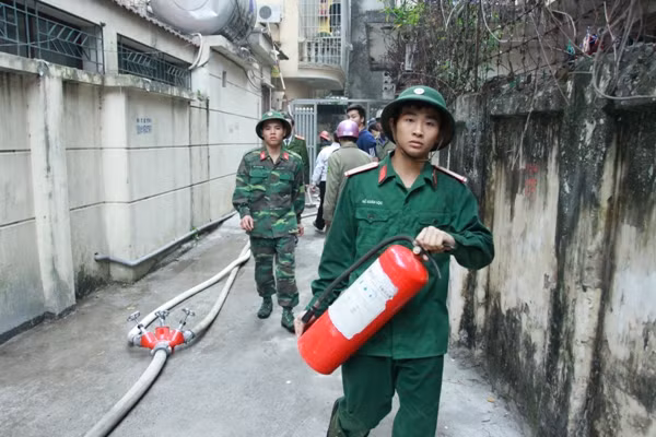Phải dùng bình cứu hỏa loại mini để tiếp cận hiện trường