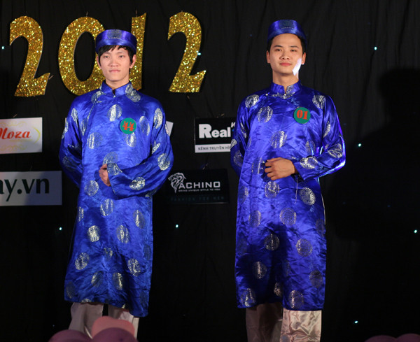 Nam sinh chững chạc với áo the khăn đóng