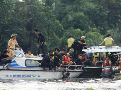 Thợ lặn xuống đáy sông tìm kiếm nạn nhân. Ảnh: Bee.net.vn. Thợ lặn xuống đáy sông tìm kiếm nạn nhân. Ảnh: Bee.net.vn