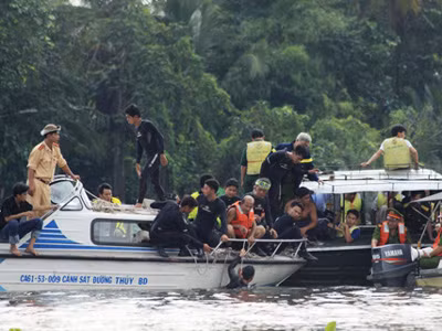 Thợ lặn xuống đáy sông tìm kiếm nạn nhân. Ảnh: Bee.net.vn