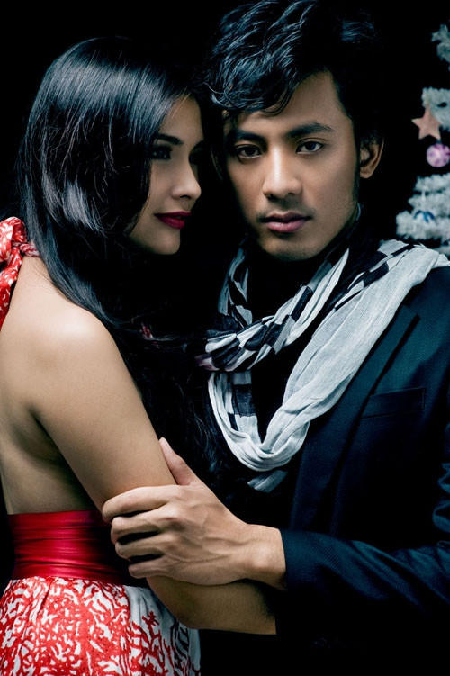 Hoàng Phi lịch lãm với vest bên cạnh Trúc Diễm vô cùng tươi tắn với đầm giáng sinh màu đỏ - đen. Trương Thị May thu hút với quần ngắn đi giày bốt cao cùng áo kiểu ấn tượng bên cạnh một Thành Nghiệp lịch lãm và có chút đỏm dáng với khăn choàng đầy cá tính. Kim Minh cá tính với kiểu áo liền quần và tạo điểm nhấn phong cách mùa giáng sinh với khăn choàng. Á hậu Trương Thị May nổi bật với đầm cổ chữ V màu vàng bên cạnh một Marcus đầy mạnh mẽ, nam tính với gu trang phục áo thun cổ chữ V mặc cùng quần jeans khoác hờ vest. Vẫn phong cách gợi cảm nhưng sang trọng, á hậu Trương Thị May khoe bờ vai thon với kiểu đầm cúp ngực bên cạnh một Hoàng Phi phong cách với áo sơ mi quần tây kết hợp với khăn choàng. Kim Minh - Hoàng Phi ăn ý với kiểu trang phục cùng make-up ấn tượng trong mùa giáng sinh. Một chút sắc trắng nhẹ nhàng thanh thoát như những hạt tuyết phương Tây mùa giáng sinh, siêu mẫu Kim Minh cùng Dù với trang phục nào thì chiếc khăn choàng cổ vẫn có thể hiện diện cùng bạn trong suốt mùa đông này.