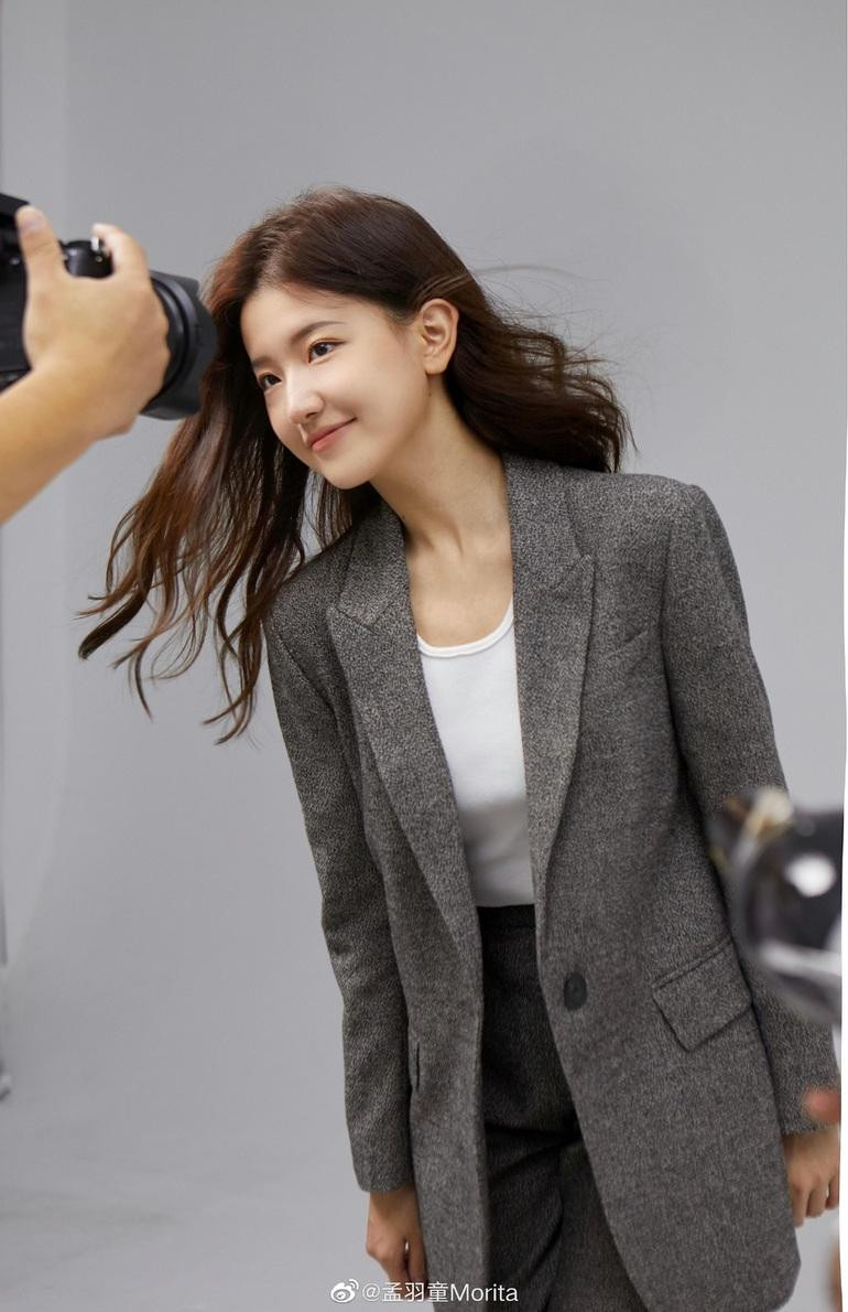 Mạnh Vũ Đồng trở nên nổi tiếng sau khi được bà Đổng Minh Châu nhận là nữ thư ký.