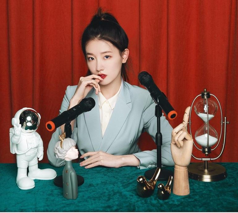 Tài khoản cá nhân của Mạnh Vũ Đồng tăng đáng kể sau khi cô trở thành thư ký của nữ doanh nhân họ Đổng.