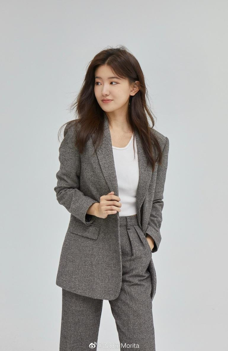 Mạnh Vũ Đồng được nhận về làm nhân viên tập sự tại công ty của nữ doanh nhân Đổng Minh Châu 3 tháng trước khi được bà chọn làm thư ký riêng.