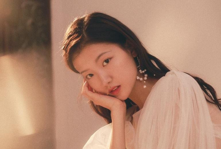 Mạnh Vũ Đồng sở hữu vẻ ngoài xinh đẹp, quyến rũ như một diễn viên điện ảnh.