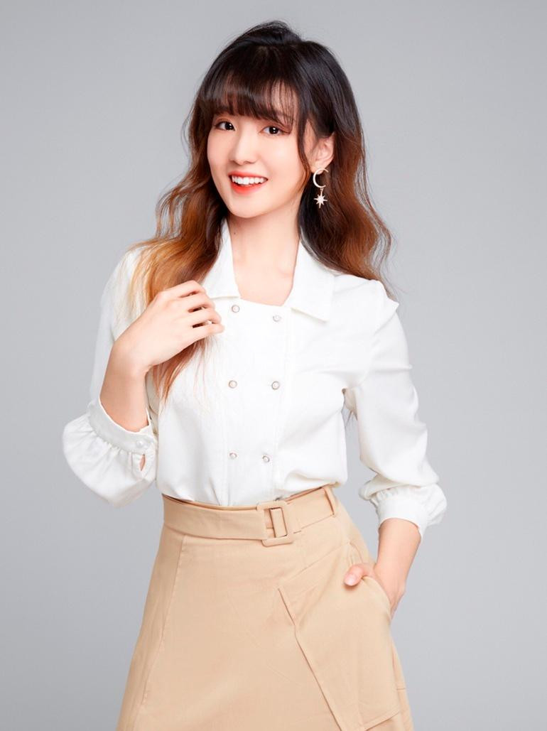 Mạnh Vũ Đồng theo đuổi phong cách thời trang vừa thanh lịch, vừa trẻ trung.