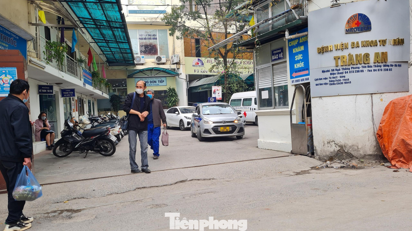 Theo ghi nhận của PV, hiện Bệnh viện đa khoa tư nhân Tràng An vẫn hoạt động chưa di dời ra khỏi khu đất số 59 Thông Phong theo kết luận thanh tra của cơ quan chức năng Hà Nội, hàng ngày vẫn có rất đông bệnh nhân đến khám chữa bệnh tại đây.